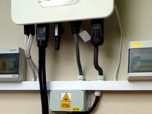 Earth box and neatly routed cabling beneath a GOODWE inverter